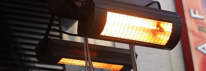 Zwei elektrische Heizstrahler