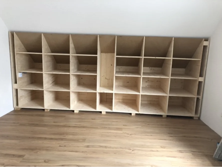 Eingebautes Holzshelf