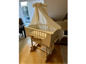Weißes Babybettchen mit Himmel