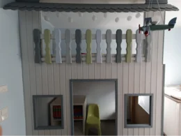 Hölzernes Hochbett in Form eines Spielhauses