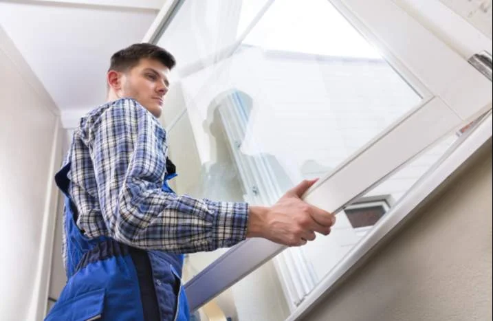 Person setzt Fenster ein
