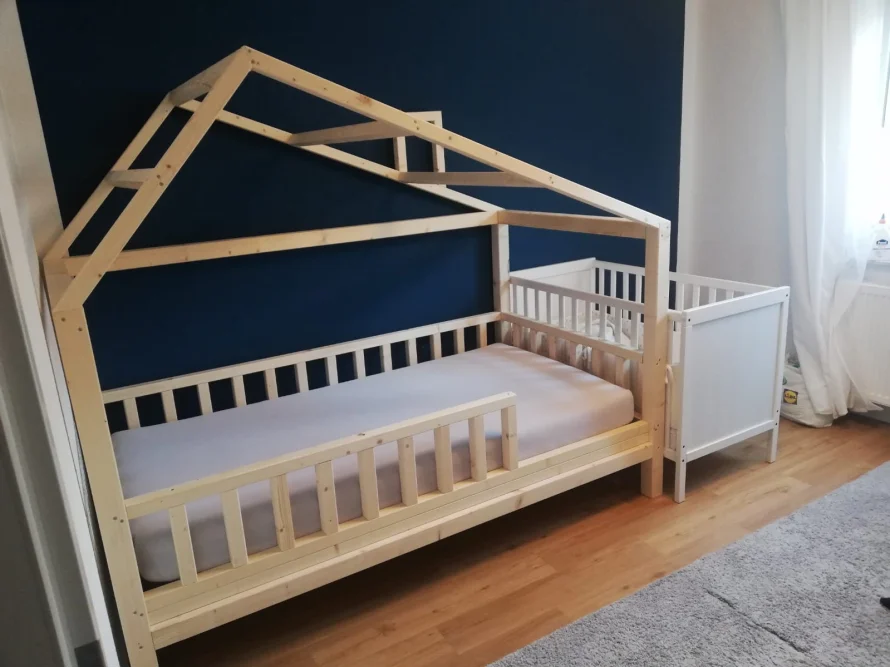 Zwei Holzbetten, eines davon als Hausbett gebaut