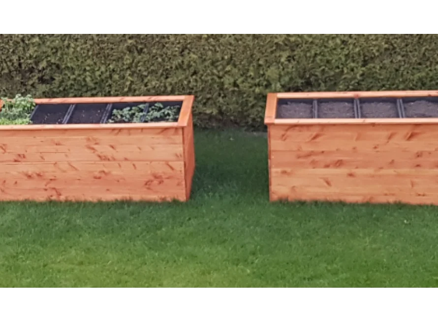 Zwei Hochbeete aus Holz