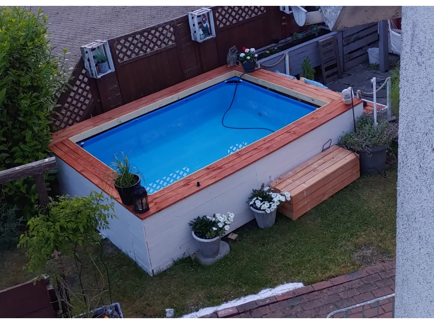 Pool im Garten