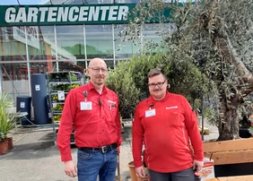Marktleiter des toom Herford Mathias Zimmermann und Jan-Niklas-Bobenrieth stehen vor toom Gartencenter.