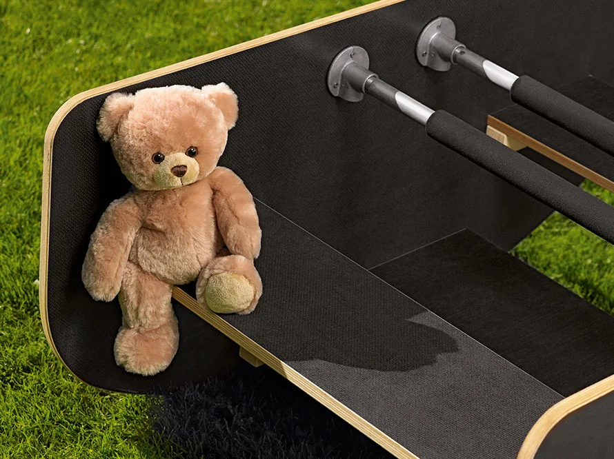 Holzgestell mit Teddy