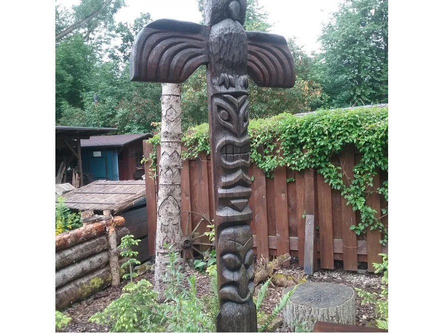 Geschnitzter Totem Pfahl