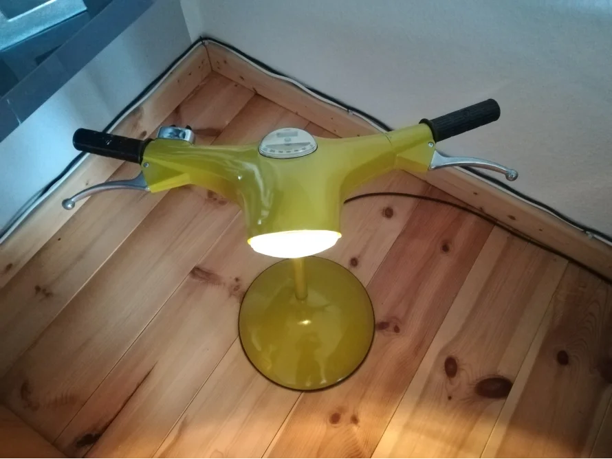 Gelbe Lampe im Design eines Motorrollers