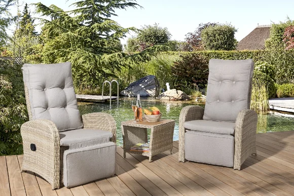 Zwei Gartenstühle mit Tisch am Pool