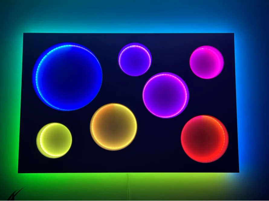Wanddekoration mit bunten Lichtern