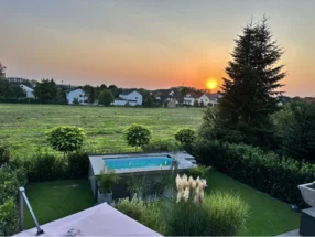 Garten mit Pool bei Sonnenuntergang