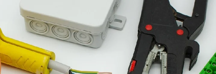 Werkzeug und Materialien für Elektroarbeiten
