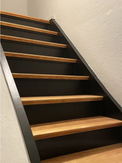 Moderne Holztreppe mit schwarzen Stufen