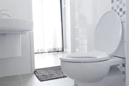 Weiße Toilette in einem Badezimmer