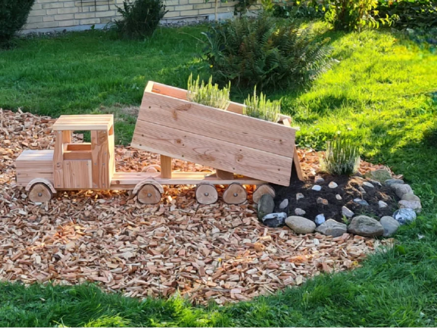 Spielzeuglaster aus Holz mit Blumen