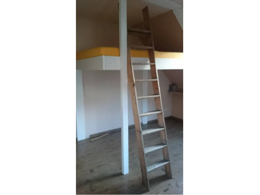 Hochbett mit Holzleiter