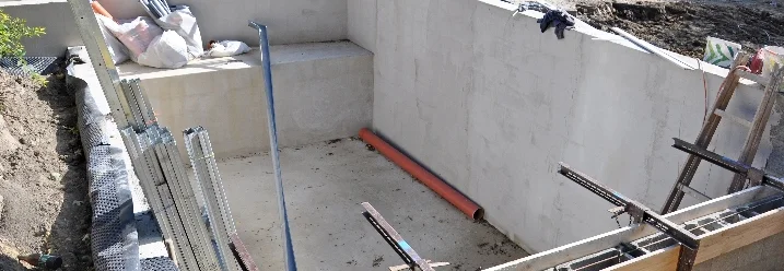 Rohbau eines Pools auf Baustelle
