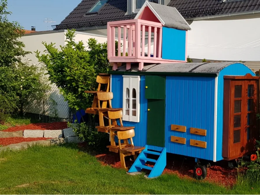 Blaues Spielhaus mit Balkon
