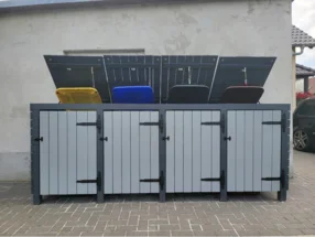 Grauer Mülltonnenverschlag aus Holz