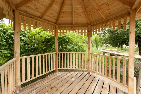 Ein Gazebo aus Holz im Bau
