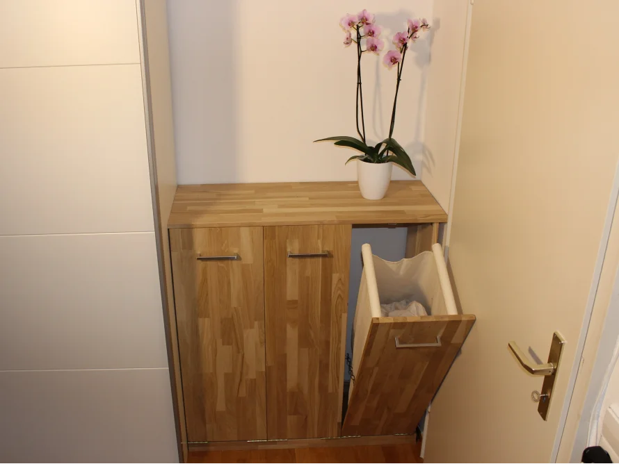 Holzschrank mit drei Türen und herausziehbarem Wäschekorb