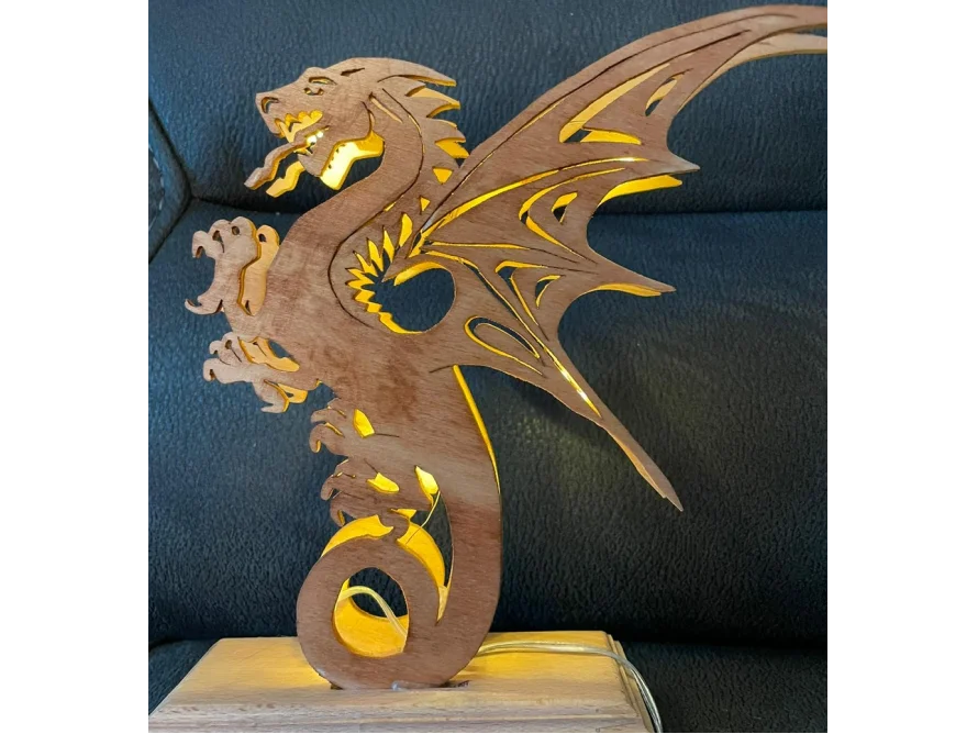 Holzarbeit Drachenlampe leuchtet