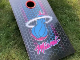 Cornhole-Spielbrett mit Flammenlogo