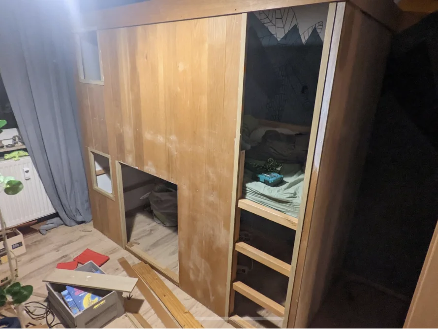 Unfertiges Hochbett aus Holz