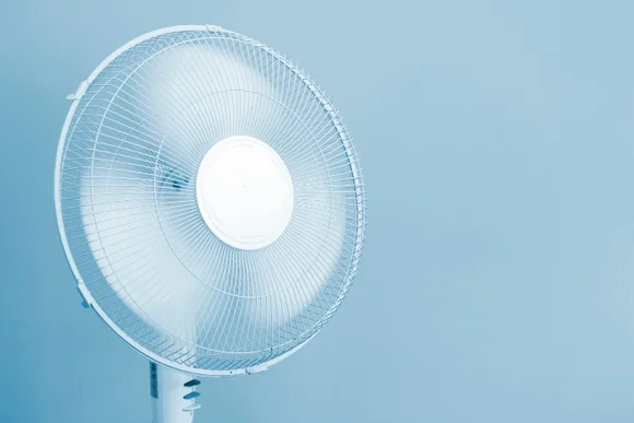 Weißer Ventilator vor blauem Hintergrund.