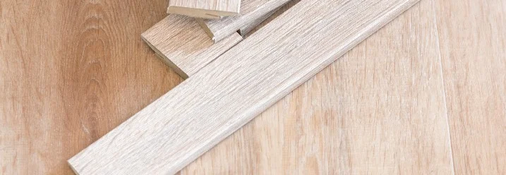Holzstücke liegen auf hellem Laminatboden