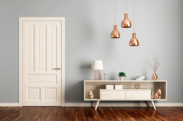 Leerer Raum mit Sideboard und Tür