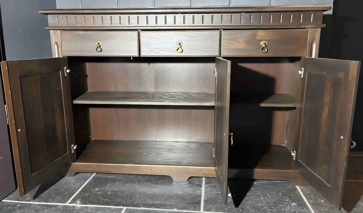 Ein dunkles Sideboard aus Holz mit geöffneten Türen und sichtbarem Innenraum.