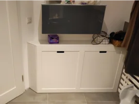 Weißer Eckschrank mit zwei Türen