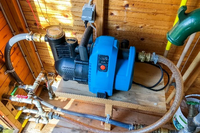 Gartenpumpe im Gartenhaus