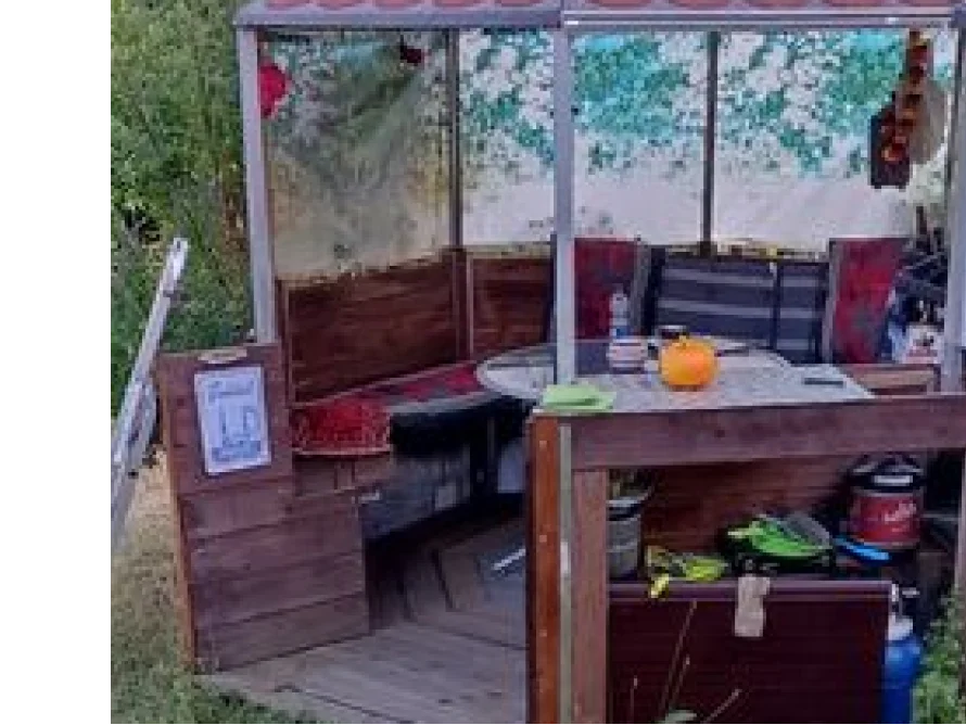 Gartenlaube mit Tisch und Stühlen