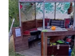 Gartenlaube mit Tisch und Stühlen