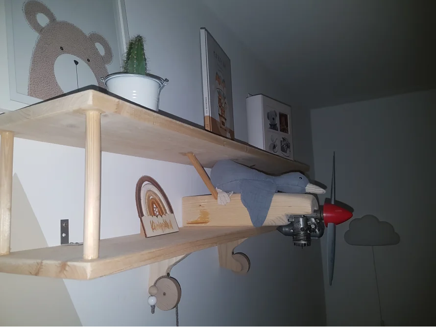 Hölzernes Wandregal mit Deko
