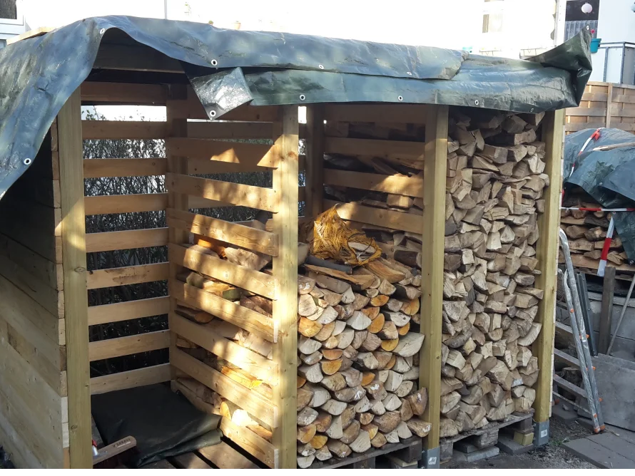 Holzstapel unter einer Plane