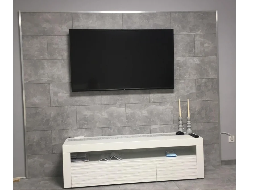 Fernseher auf einem Fernsehtisch