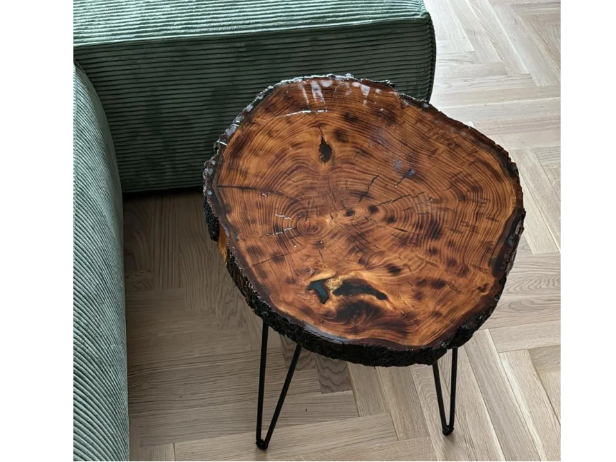 Tisch mit runder Holzplatte auf drei Beinen