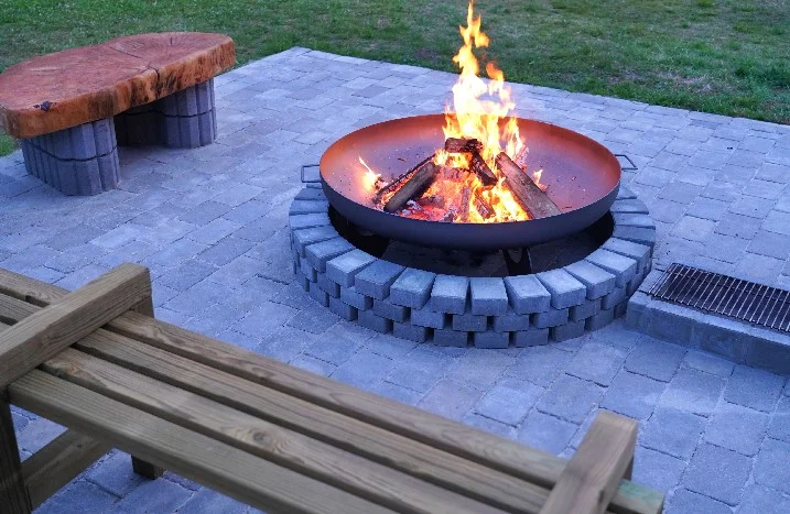 Feuerstelle mit brennenden Holzscheiten