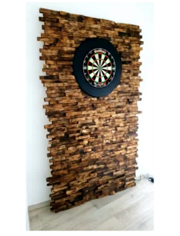 Dartscheibe an Holzwand