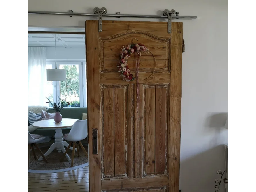 Rustikale Holzschiebetür mit Kranz