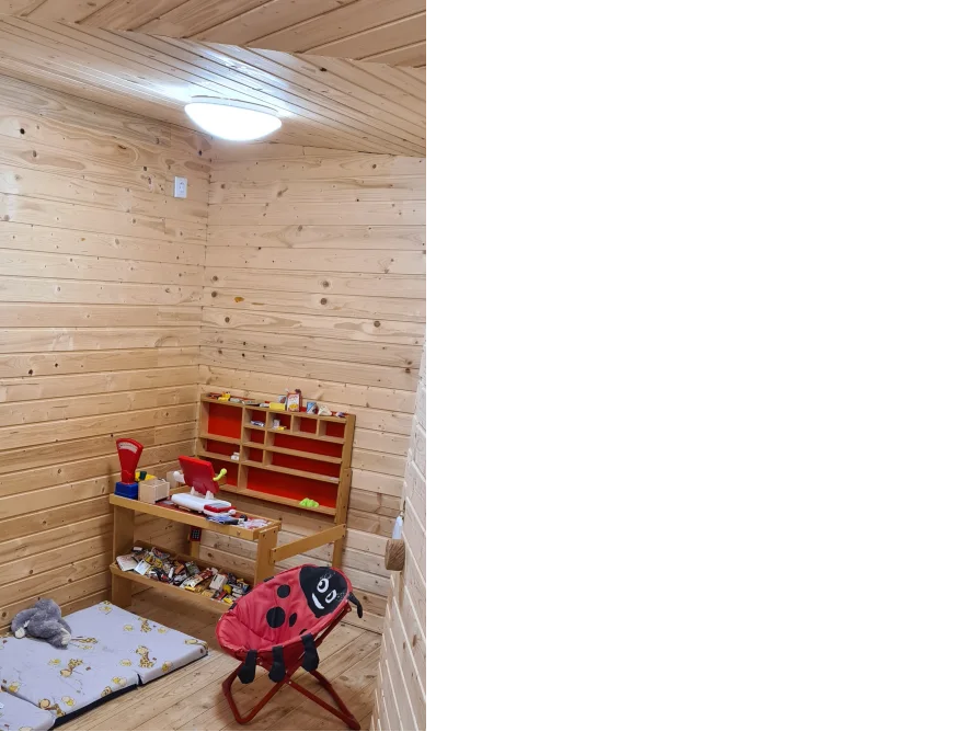Spielzeugküche in einem Gartenhaus aus Holz