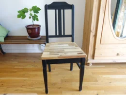 Schwarzer Stuhl mit Holzsitzfläche
