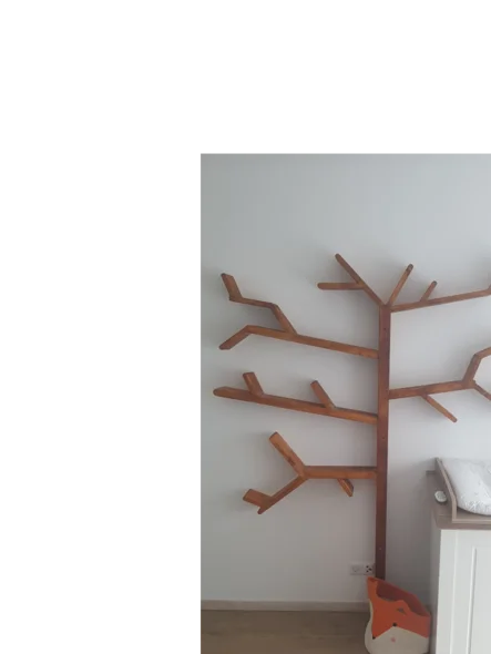 Baumförmiges Holzregal an einer Wand