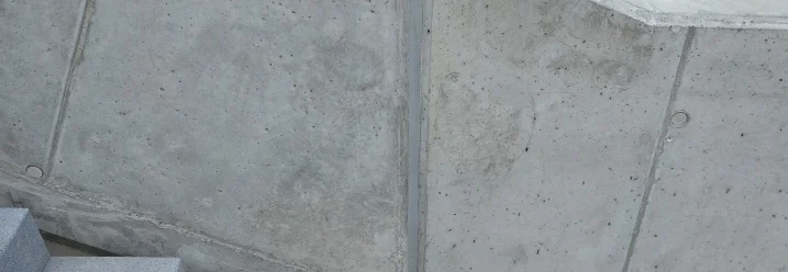 Eine Betonmauer mit einer sichtbaren Fuge.