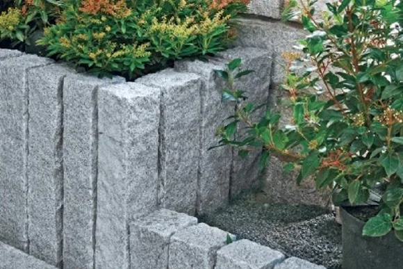 Graue Granitstufen im Garten