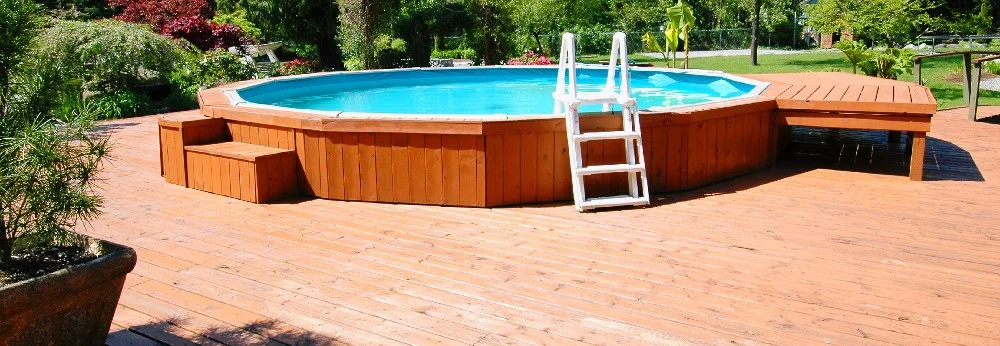 Runder Pool auf Holzterrasse
