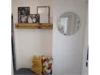 Garderobe mit Spiegel und Bildern